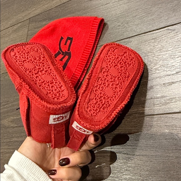 UGG red infant bootie and hat BNWT - Picture 3 of 4